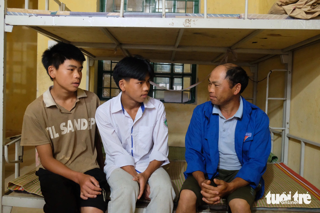 Ông Pao và hai con trai được nhà trường sắp xếp cho ở cùng một phòng ký túc xá - Ảnh: NGUYÊN BẢO
