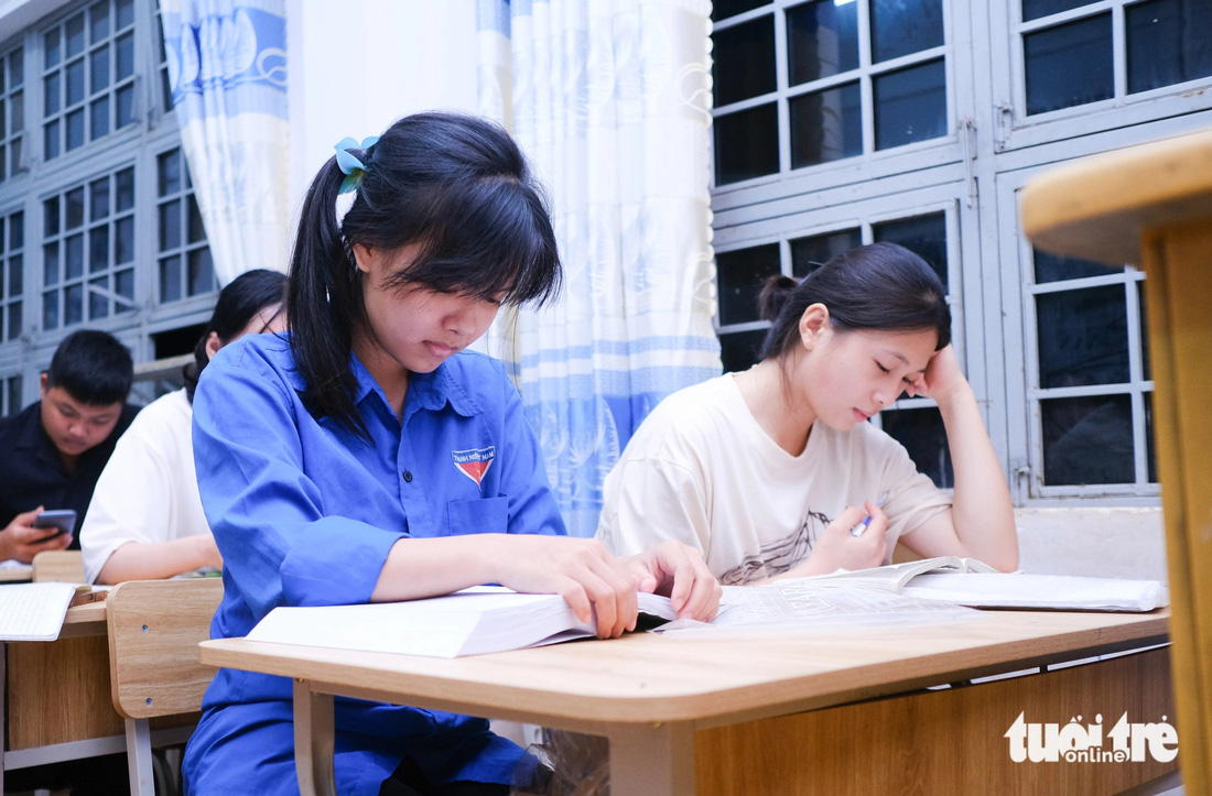 Những thí sinh ở nội trú tại Trường trung học phổ thông Dân tộc nội trú huyện Mang Yang học bài trước ngày thi - Ảnh: TẤN LỰC 