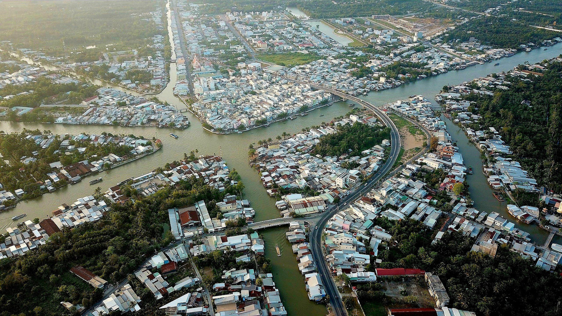 Toàn cảnh thành phố Ngã Bảy nhìn từ trên cao - Ảnh: CHÍ QUỐC