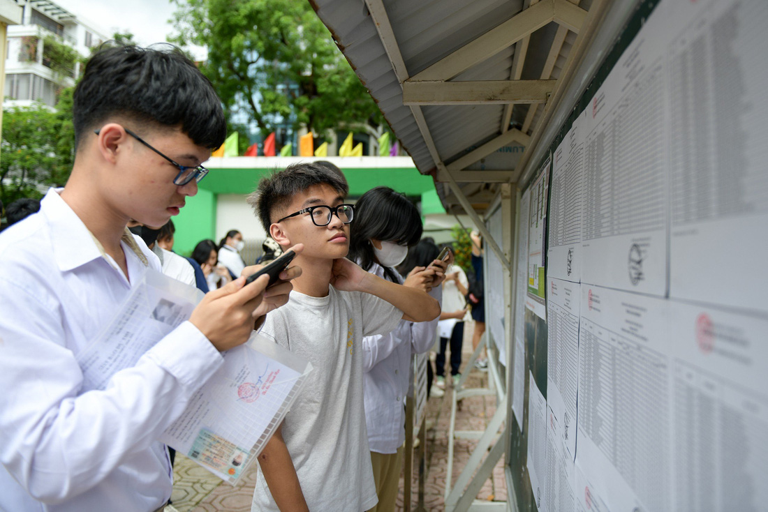 Thí sinh Thí sinh xem số báo danh và phòng thi tại điểm thi Trường THPT Phan Huy Chú, Đống Đa, Hà Nội - Ảnh: NAM TRẦN