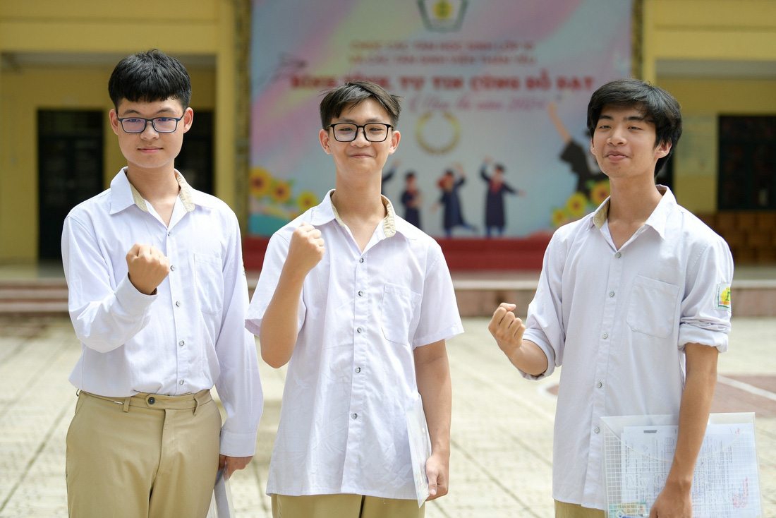 Thí sinh làm thủ tục thi tại điểm thi Trường THPT Phan Huy Chú, quận Đống Đa (Hà Nội) vào chiều 26-6 - Ảnh: NAM TRẦN