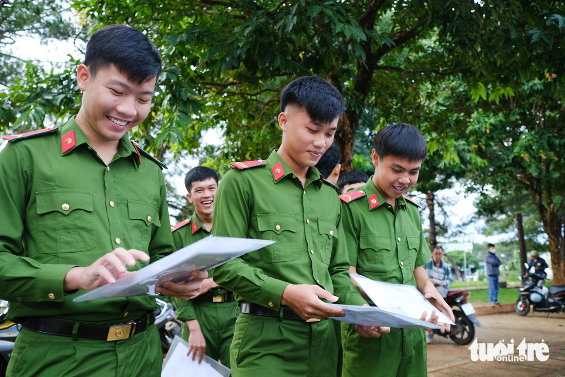 Nhóm thí sinh công an nghĩa vụ của Trại giam Gia Trung, Gia Lai, tới tham gia kỳ thi tốt nghiệp sáng 27-6 - Ảnh: TẤN LỰC
