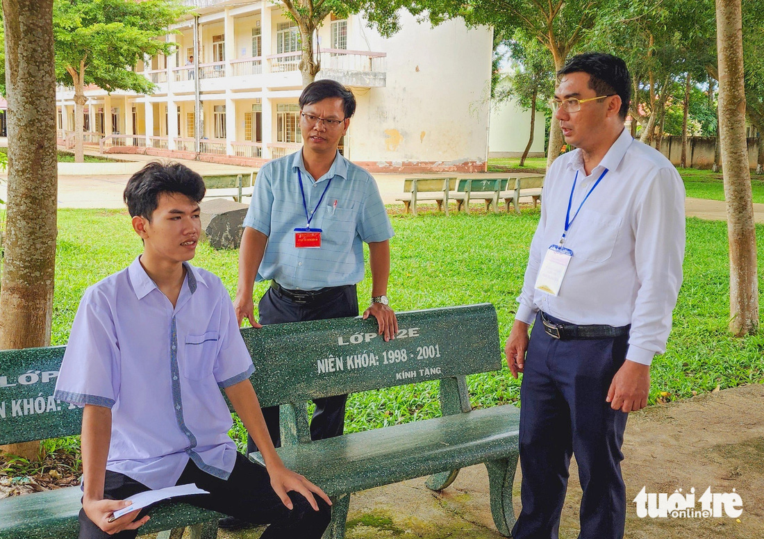 Thí sinh Phạm Ân, học sinh Trường THPT Trần Hưng Đạo (dự thi tại điểm thi THPT Đắk Mil), được tạo điều kiện để thi tốt nhất, đảm bảo sức khỏe - Ảnh: TÂM AN