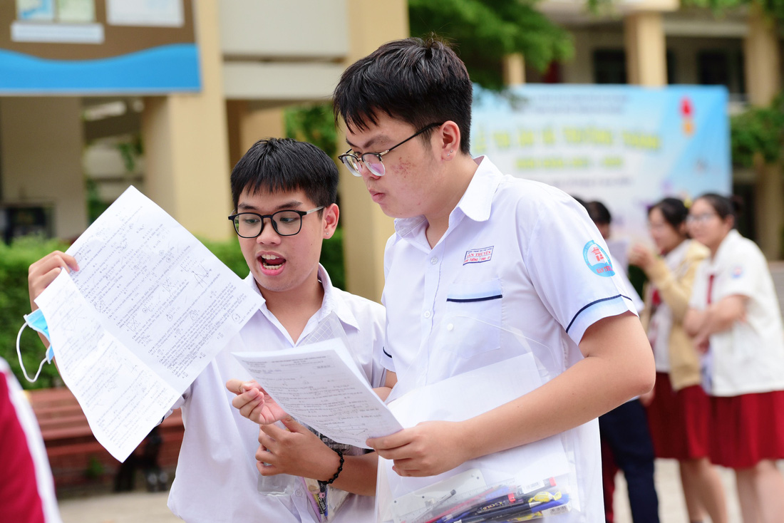 Thí sinh sau giờ thi môn toán - Ảnh:  DUYÊN PHAN