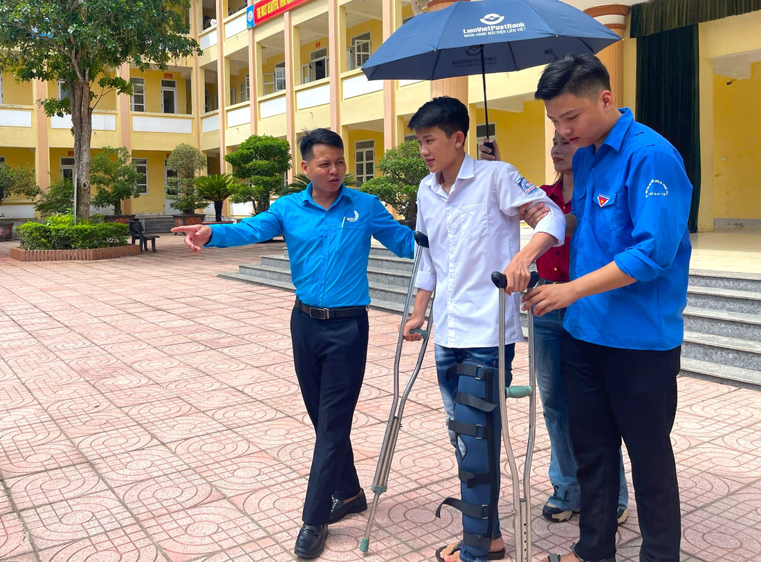 Em Nguyễn Văn Huân được lực lượng tình nguyện đưa đón đến điểm thi - Ảnh: LÊ MINH