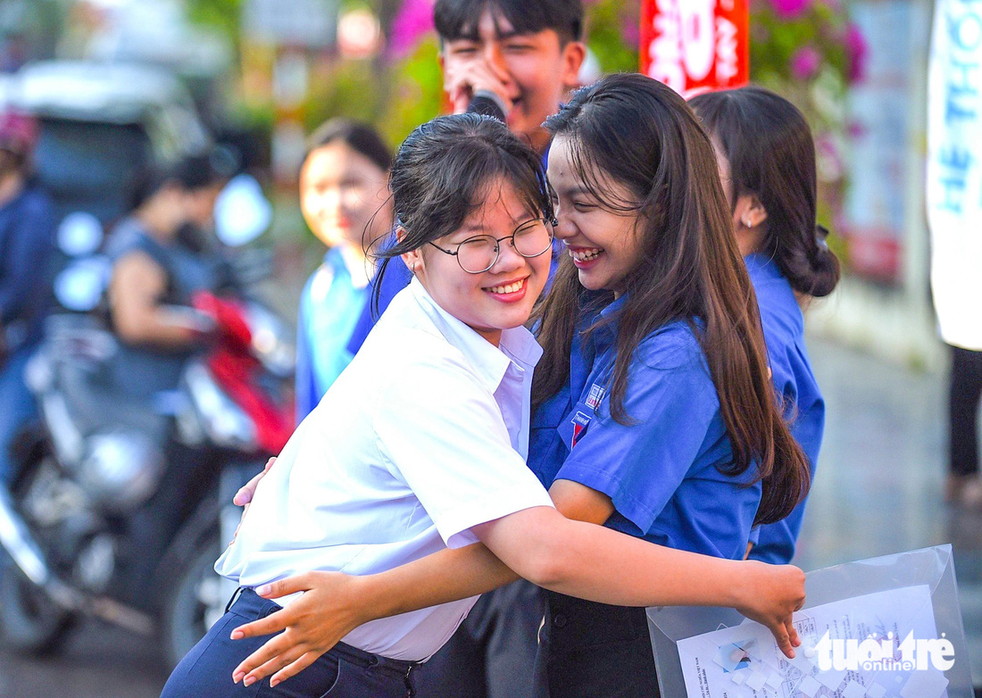 Đoàn viên thanh niên tỉnh Bình Định chúc các thí sinh tự tin thi tốt tại điểm thi Trường Quốc học Quy Nhơn - Ảnh: LÂM THIÊN
