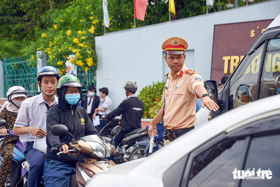 Lực lượng cảnh sát giao thông túc trực, tổ chức phân luồng giao thông, đảm bảo an ninh trật tự tại các điểm thi ở TP Biên Hòa, Đồng Nai - Ảnh: A LỘC