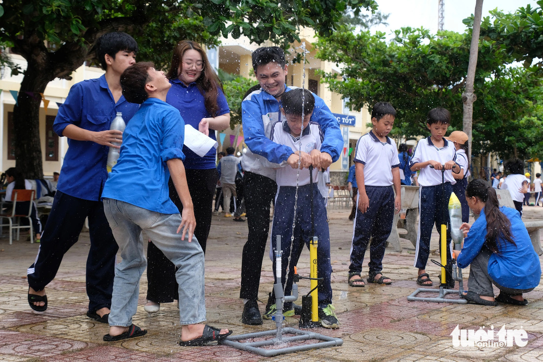 Một sân chơi mùa hè đầy hào hứng cho thiếu nhi Trường tiểu học Ngũ Phụng trên đảo Phú Quý - Ảnh: VŨ THỦY