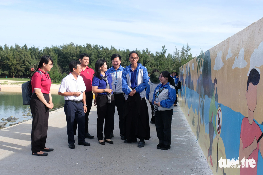 Đoàn đại diện lãnh đạo TP.HCM ra thăm chiến sĩ đã đi thực tế, trò chuyện cùng các chiến sĩ thực hiện công trình sơn vẽ bờ kè vịnh Triều Dương - Ảnh: VŨ THỦY