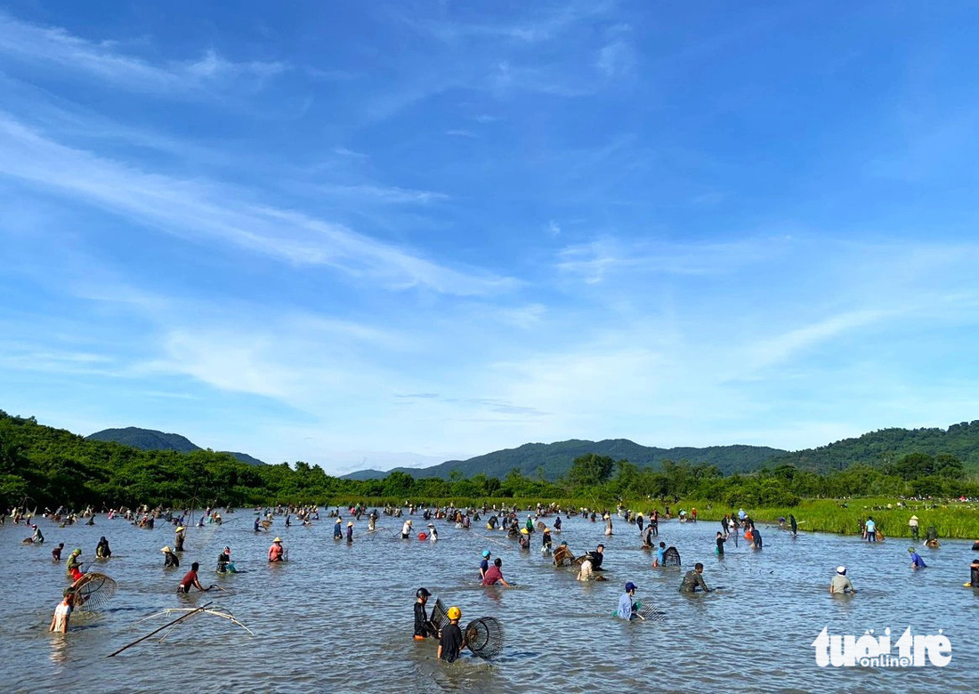 Sáng 29-6, hàng ngàn người dân đổ về huyện Nghi Xuân (Hà Tĩnh) để tham dự lễ hội bắt cá Vực Rào năm 2024. Đây là lễ hội bắt cá lớn nhất ở Hà Tĩnh, đã tồn tại và lưu truyền trên 300 năm nay - Ảnh: LÊ MINH