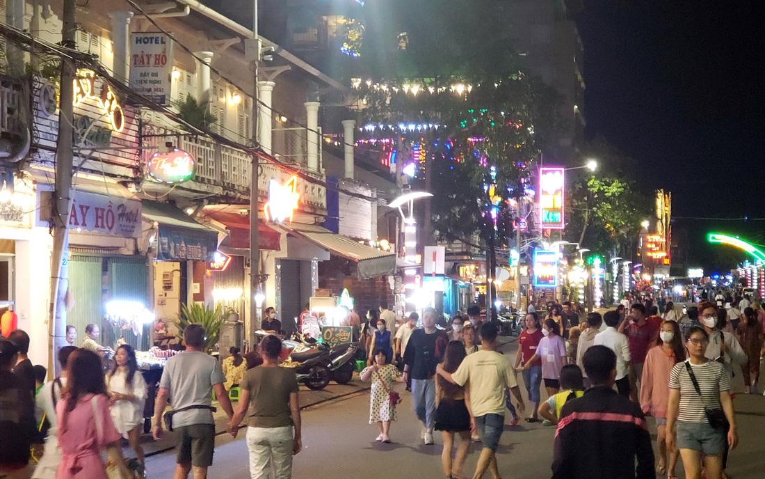 Chợ đêm ở bến Ninh Kiều, Cần Thơ - Ảnh: QUÂN NAM