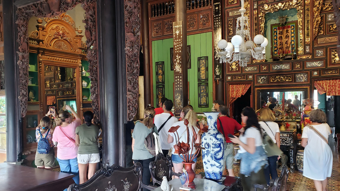 Khách nước ngoài tham quan nhà cổ Bình Thủy, Cần Thơ - Ảnh: QUÂN NAM