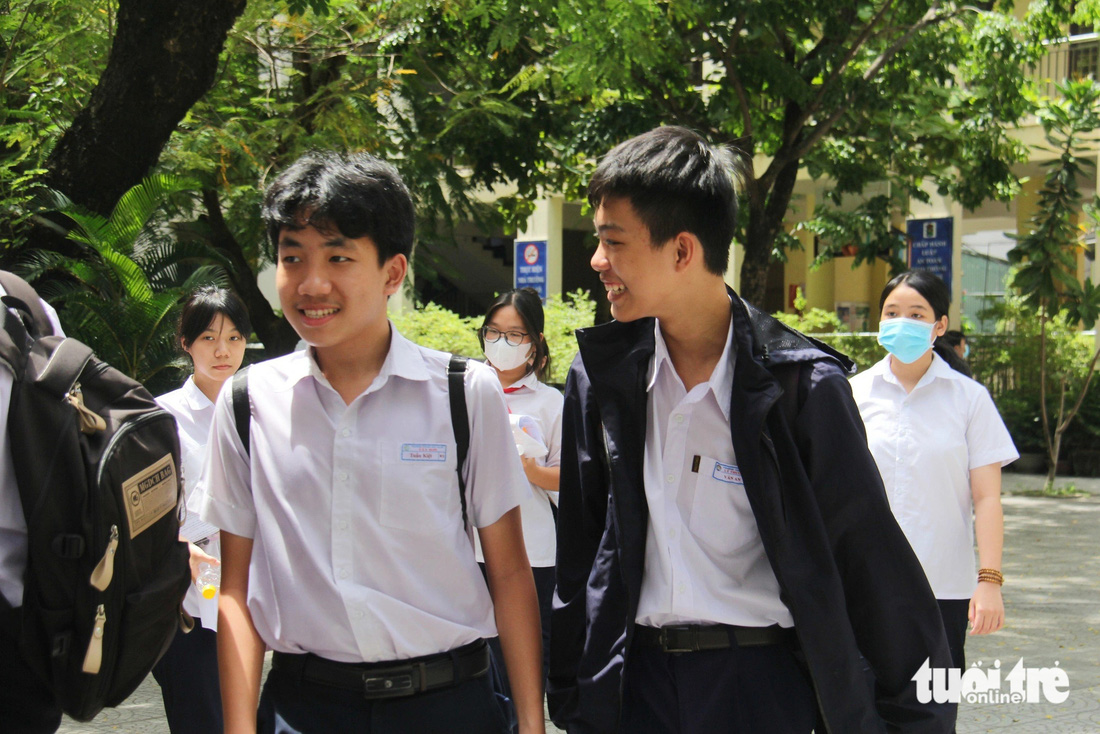 Thí sinh rời điểm thi Trường THPT Trần Phú trưa 3-6 - Ảnh: ĐOÀN NHẠN