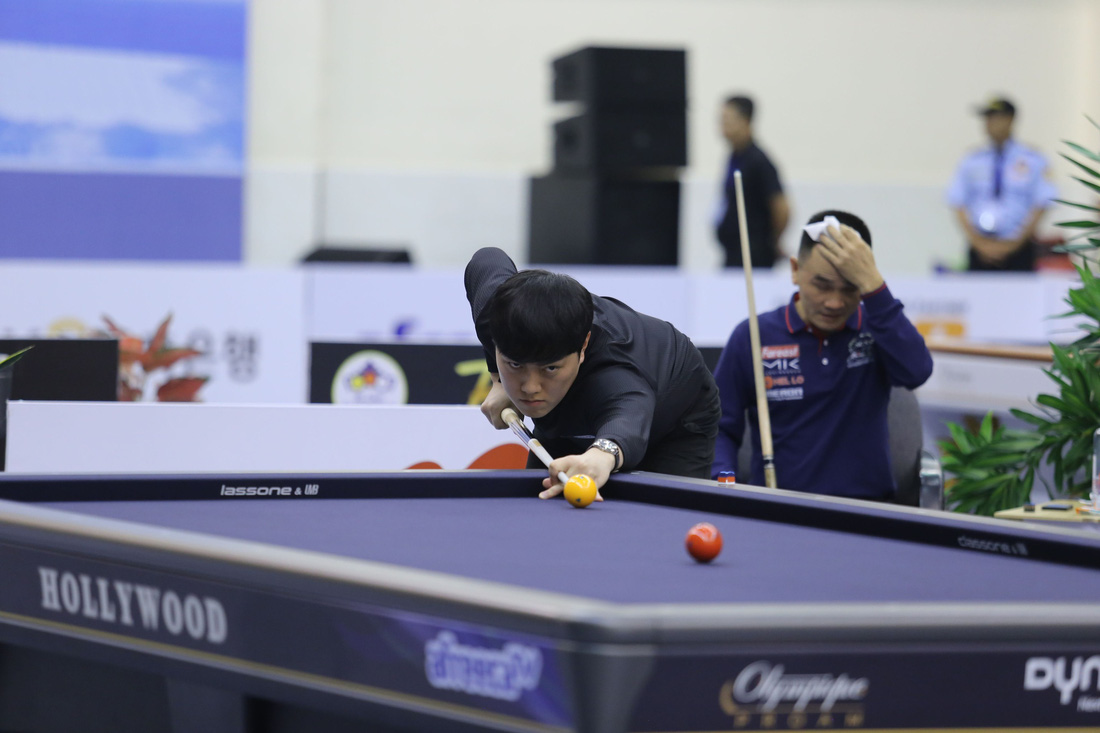 Có những thời điểm trong trận chung kết World Cup billiards carom 3 băng TP.HCM, Trần Đức Minh chịu áp lực từ Kim Jun Tae - Ảnh: ĐỨC KHUÊ