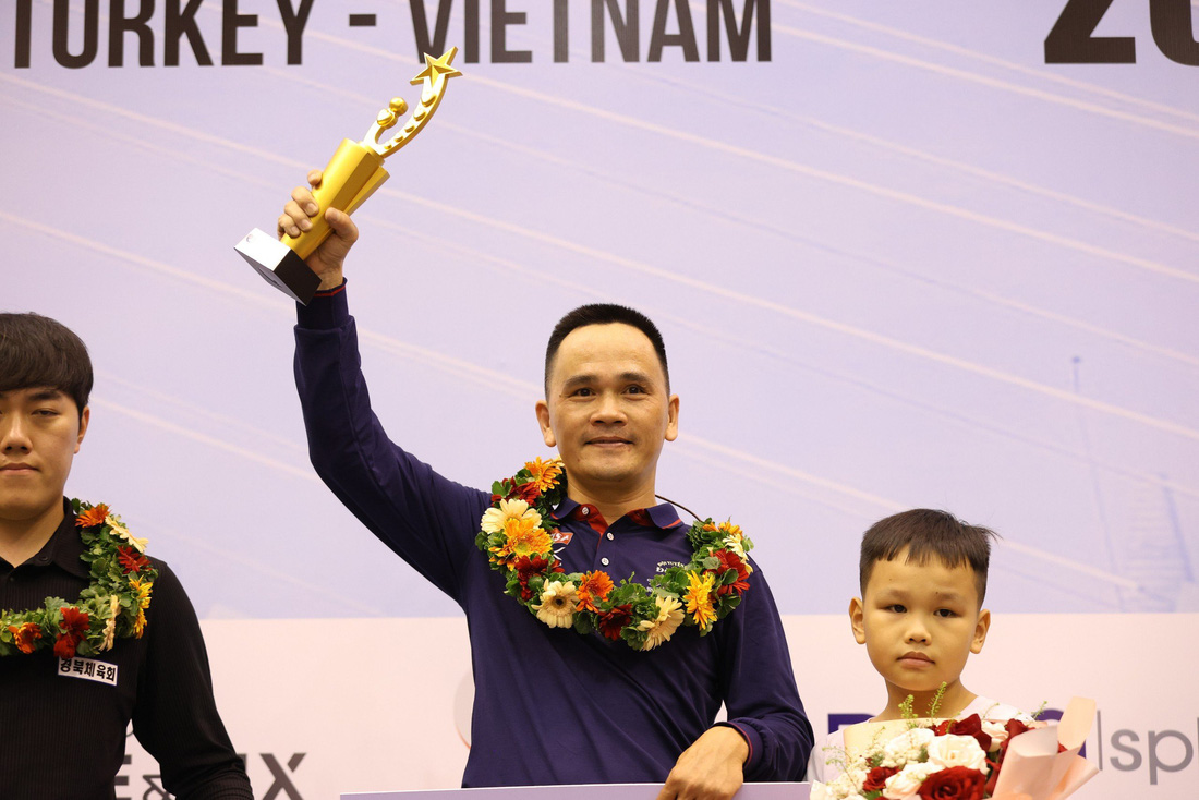 Tay cơ Trần Đức Minh với chiếc cúp vô địch World Cup billiards carom 3 băng TP.HCM 2024 lần đầu tiên anh giành được trong sự nghiệp - Ảnh: ĐÔNG LINH