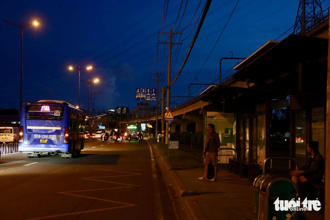 Một trạm xe buýt trên đường Võ Nguyên Giáp tối om vì không còn đèn và bảng điện tử - Ảnh: NGỌC QUÝ