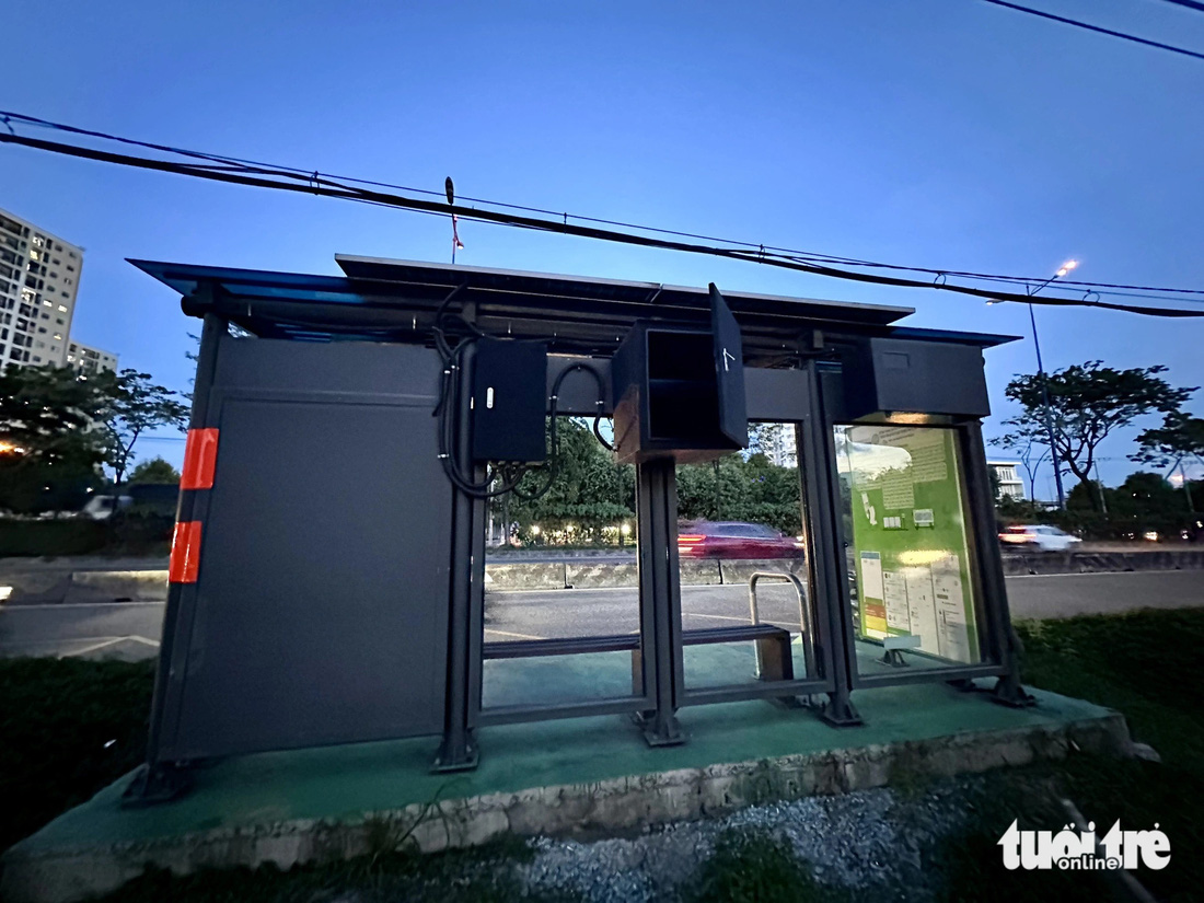 Phía sau một trạm chờ xe buýt trên đường Võ Nguyên Giáp cửa kính bị bể, tủ điện bị mở toang hoang không thấy đèn
