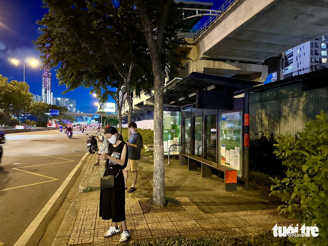 Trạm xe buýt có ghế nhưng không ai ngồi, đa số người dân đều đứng nơi có ánh sáng đèn đường đón xe 