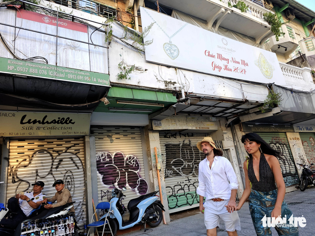 Những cửa hiệu liên tiếp trên đường Lê Lợi (quận 1) trở thành nơi vẽ bậy khi nhiều năm qua vẫn còn để trống - Ảnh: NGỌC HIỂN