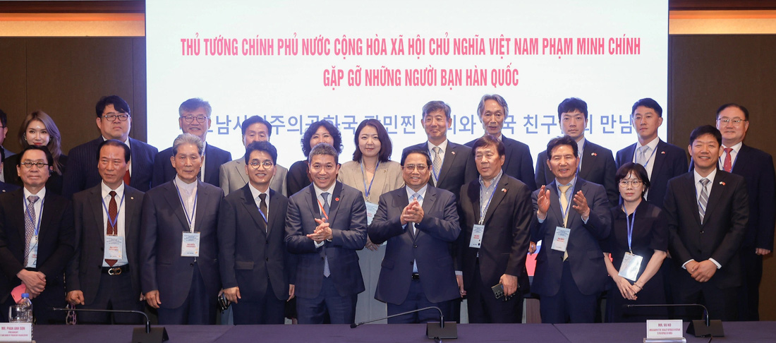 Thủ tướng Phạm Minh Chính chụp ảnh với những người Hàn Quốc có tình cảm, gắn bó với Việt Nam - Ảnh: NHẬT BẮC