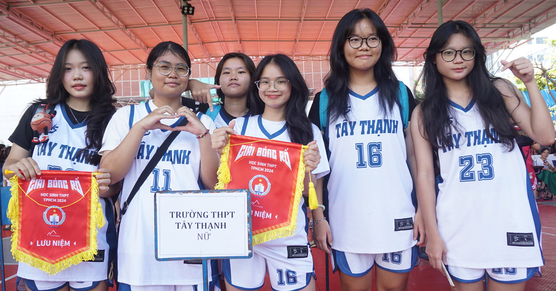 Đội bóng rổ nữ của Trường THPT Tây Thạnh, quận Tân Phú trong ngày khai mạc giải bóng rổ dành cho học sinh THPT 2024 - Ảnh: HOÀNG HƯƠNG