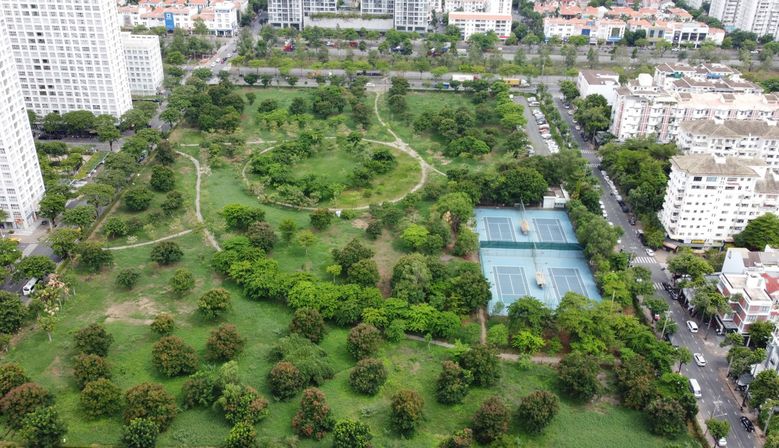 Sân tennis và nhà cấp 4 được Công ty Phú Mỹ Hưng xây không phép trên công viên đã được phê duyệt quy hoạch - Ảnh: TIẾN LONG