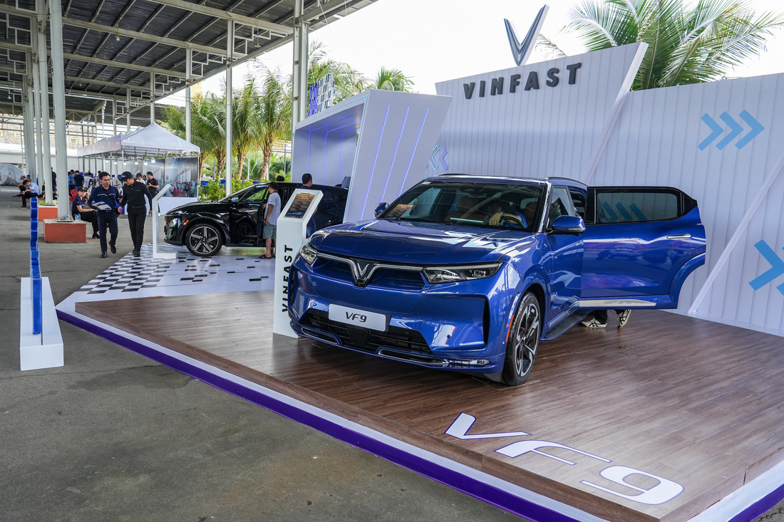 Bán tải điện VF Wild cùng dải sản phẩm của VinFast được trưng bày để khách tham quan trải nghiệm trong sự kiện lái thử xe của hãng - Ảnh: HỮU HẠNH