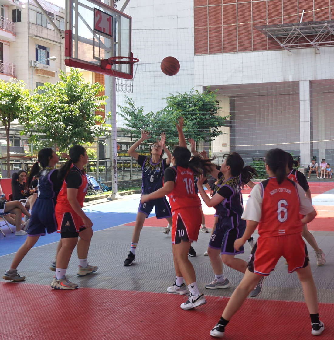 Hai đội bóng rổ nữ Trường THPT Hàn Thuyên và Trường THPT Nguyễn An Ninh thi đấu đầu tiên, ngay sau lễ khai mạc - Ảnh: HOÀNG HƯƠNG