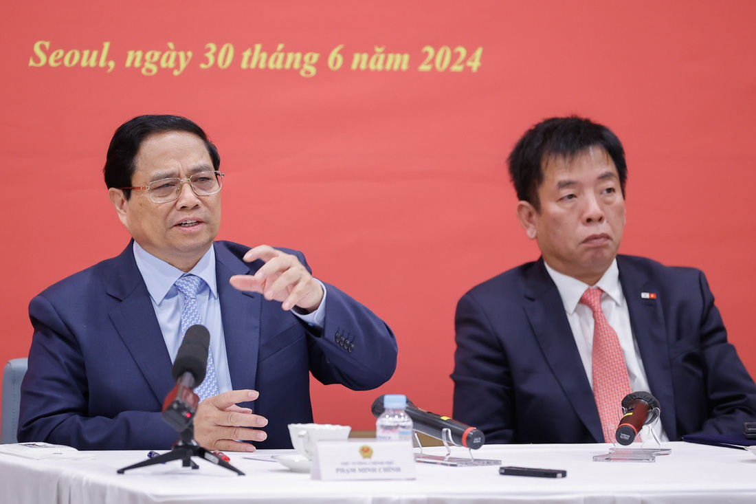Thủ tướng Phạm Minh Chính phát biểu tại cuộc gặp kiều bào - Ảnh: NHẬT BẮC