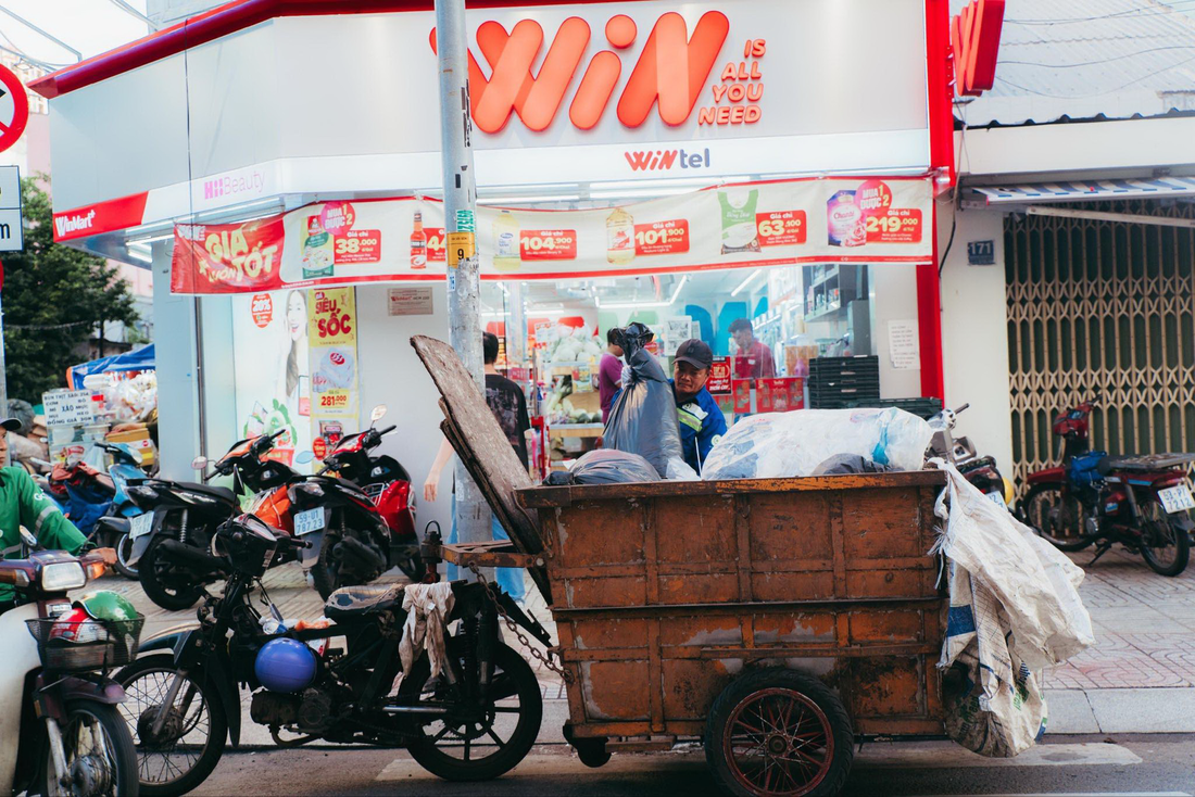 Công nhân thu dọn rác trên đường Nguyễn Phúc Nguyên, quận 3 - Ảnh: THANH HIỆP