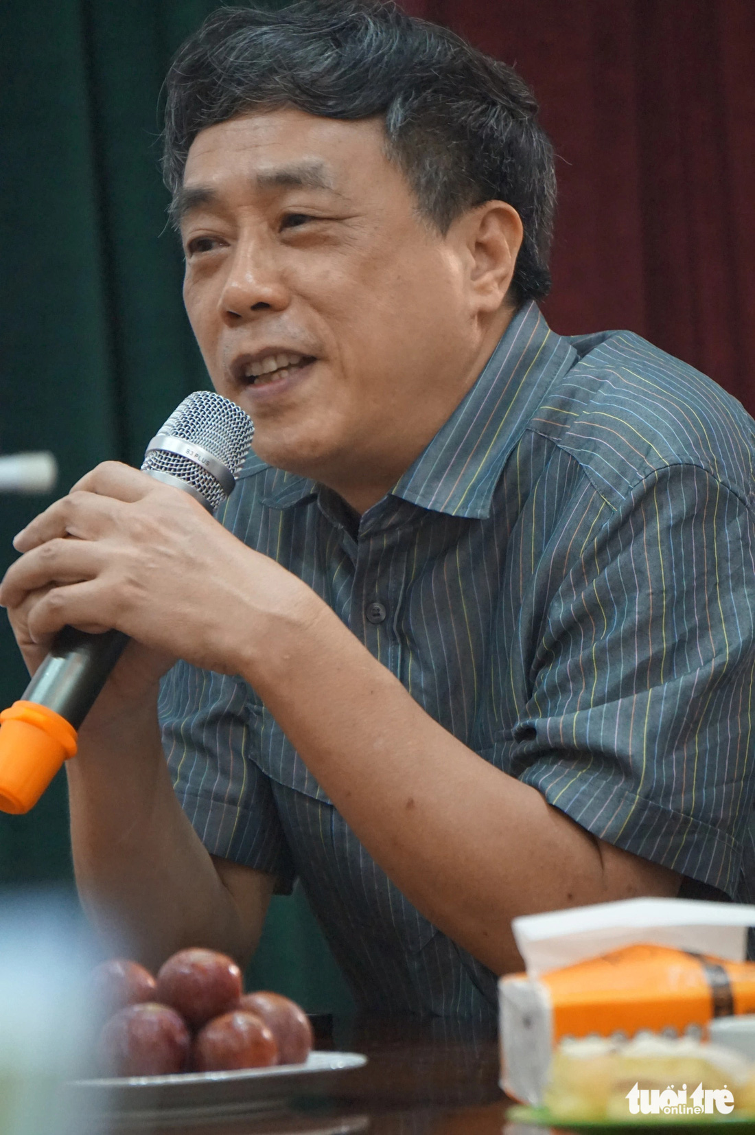 Nhà văn Nguyễn Bình Phương chia sẻ tại hội thảo - Ảnh: T.ĐIỂU