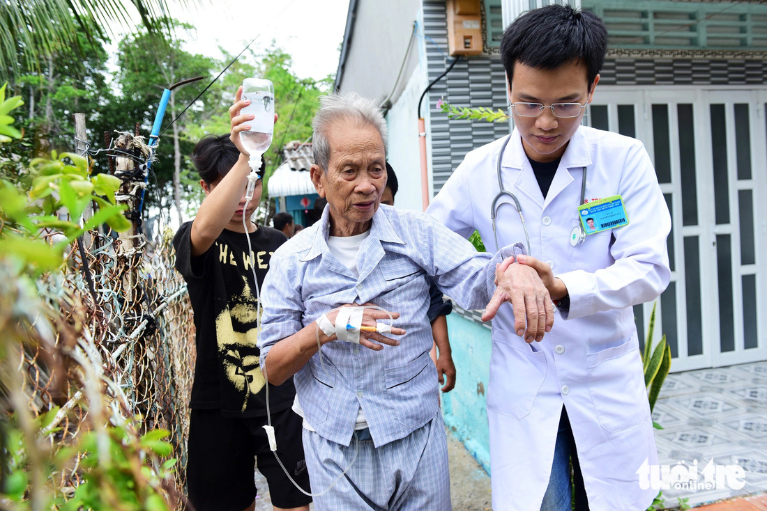 Bác sĩ Nguyễn Trọng Duy là bác sĩ trẻ của Bệnh viện Bệnh Nhiệt đới TP.HCM, Duy công tác tại Trạm y tế xã Thạnh An 3 tháng, anh đảm nhiệm việc đưa bệnh nhân vào Trung tâm Y tế huyện Cần Giờ để cấp cứu