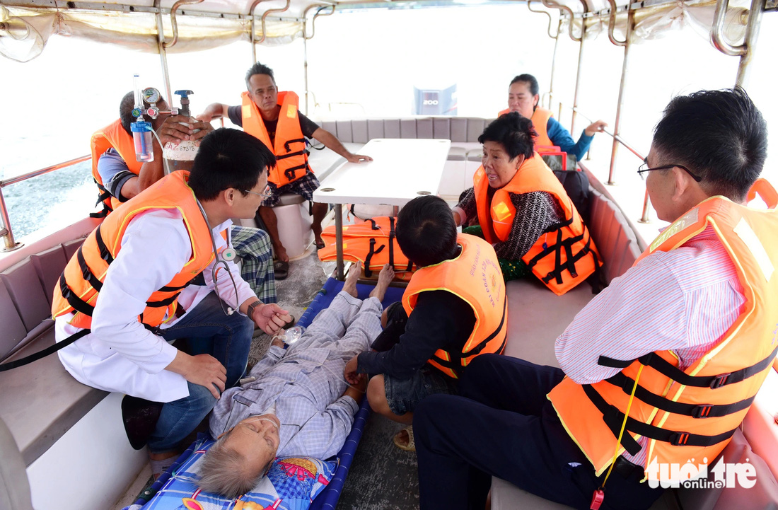 Ca nô cấp cứu vận chuyển cụ Cao Hữu Châu (87 tuổi) không được che chắn kỹ hai bên, khi gặp sóng to mưa lớn nước dễ tạt ướt 