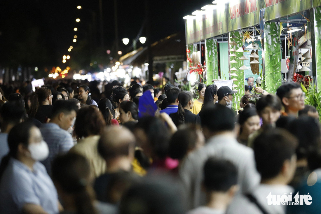 Tối 4-6, đông đảo người dân đến tham quan không gian tổ chức Tuần lễ trái cây 2024 