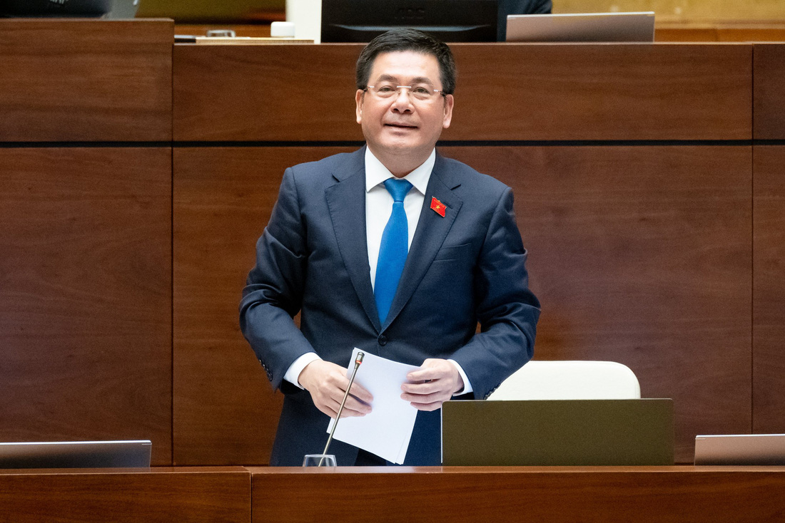 Bộ trưởng Bộ Công Thương Nguyễn Hồng Diên trả lời chất vấn trước Quốc hội - Ảnh: GIA HÂN