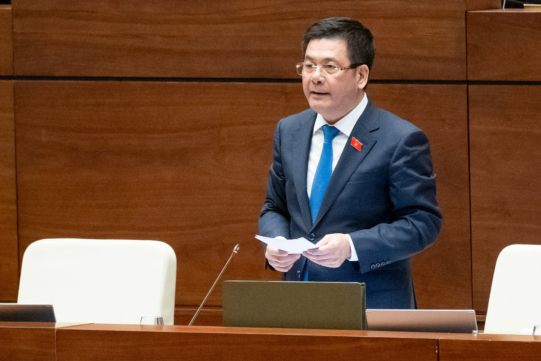 Bộ trưởng Nguyễn Hồng Diên trả lời câu hỏi của đại biểu - Ảnh: GIA HÂN