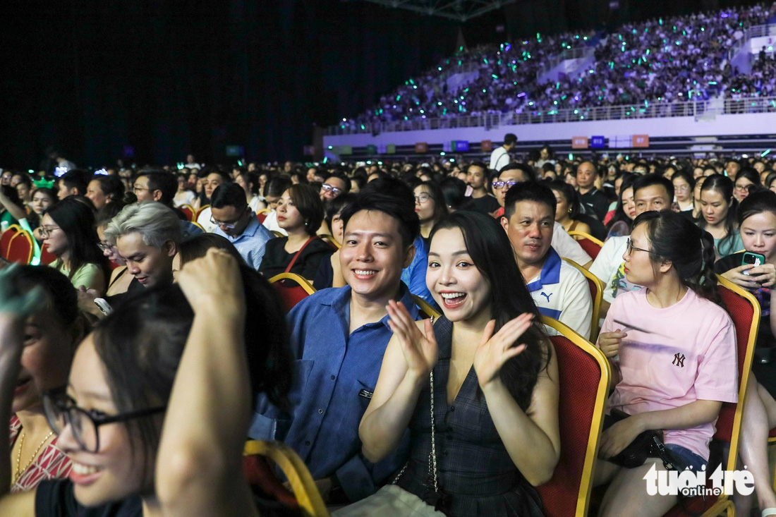 Đêm nhạc diễn ra trong hai tiếng rưỡi, khán giả phủ kín Cung thể thao điền kinh Mỹ Đình - Ảnh: DANH KHANG