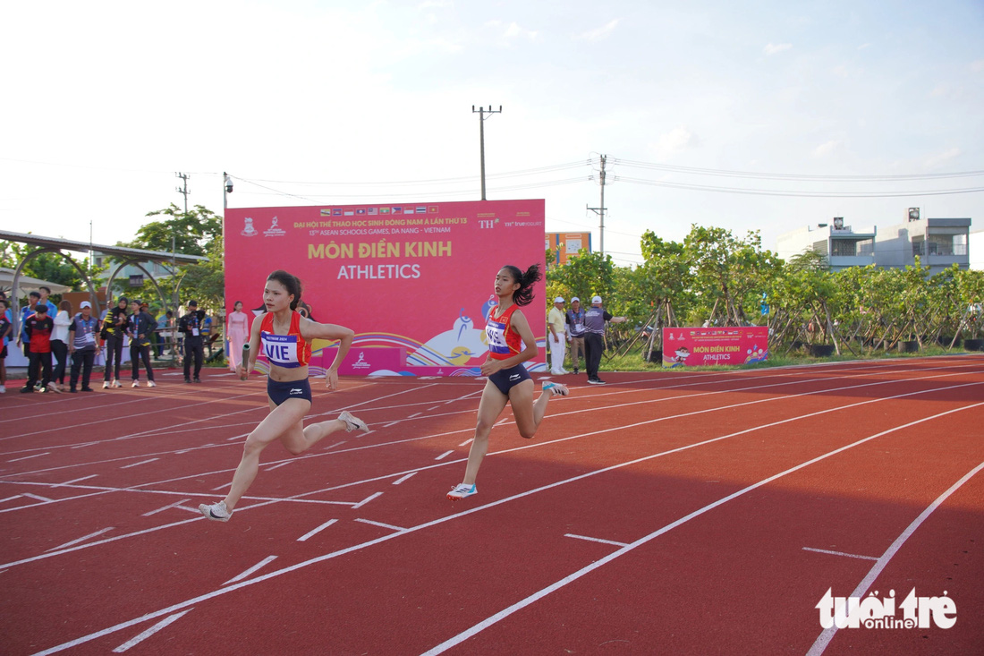 Vận động viên điền kinh nữ của đội thể thao học sinh Việt Nam giành nhiều huy chương vàng