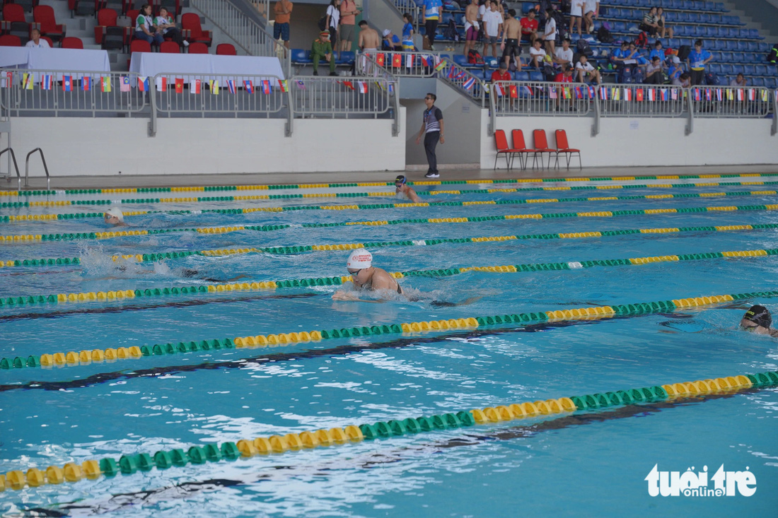 Tài năng trẻ Nguyễn Thúy Hiền gây ấn tượng khi liên tiếp phá kỷ lục ở nội dung bơi ếch nữ 50m và bơi tự do với thành tích lần lượt là 32"70 và 56"62