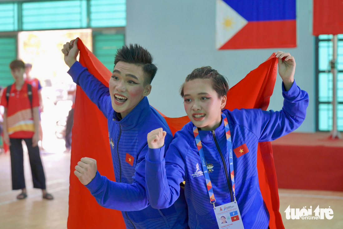Bộ đôi Nguyễn Thành Long, Hoàng Linh Đan lần lượt đánh bại những đối thủ mạnh của Indonesia và Philippines để giành 2 tấm huy chương vàng vô cùng quý giá
