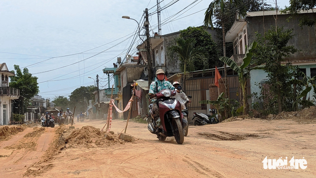 Đây là tuyến đường với mật độ đi lại hằng ngày rất lớn, việc thi công đường khiến người dân phải chấp nhận căng mắt đi trong khói bụi - Ảnh: NHẬT LINH