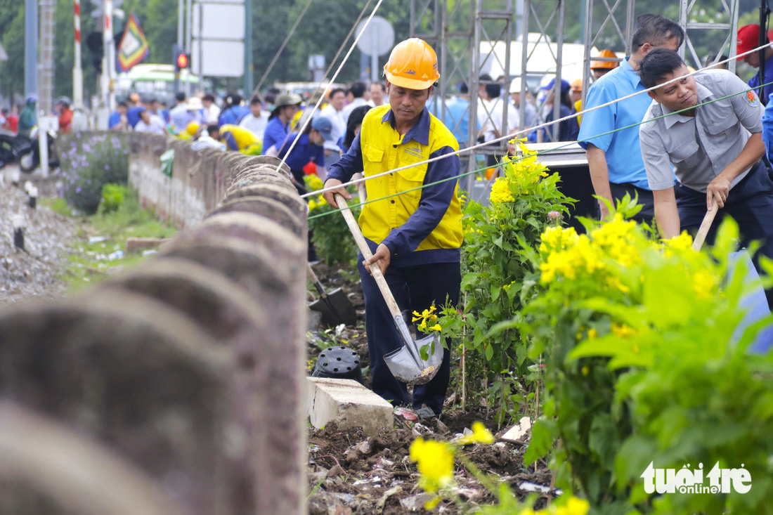 Phong trào "Đường tàu - Đường hoa" nhận được sự hỗ trợ 1.670 cây hoa, 200 cây chuông vàng, phân bón chăm sóc... từ các đơn vị liên quan - Ảnh: TIẾN QUỐC