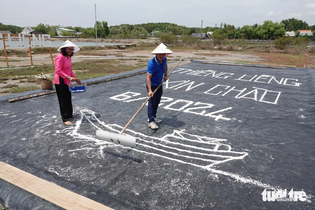 Anh Tân Nguyễn vào vai người tạo hình con thuyền bằng muối - Ảnh: T.T.D.