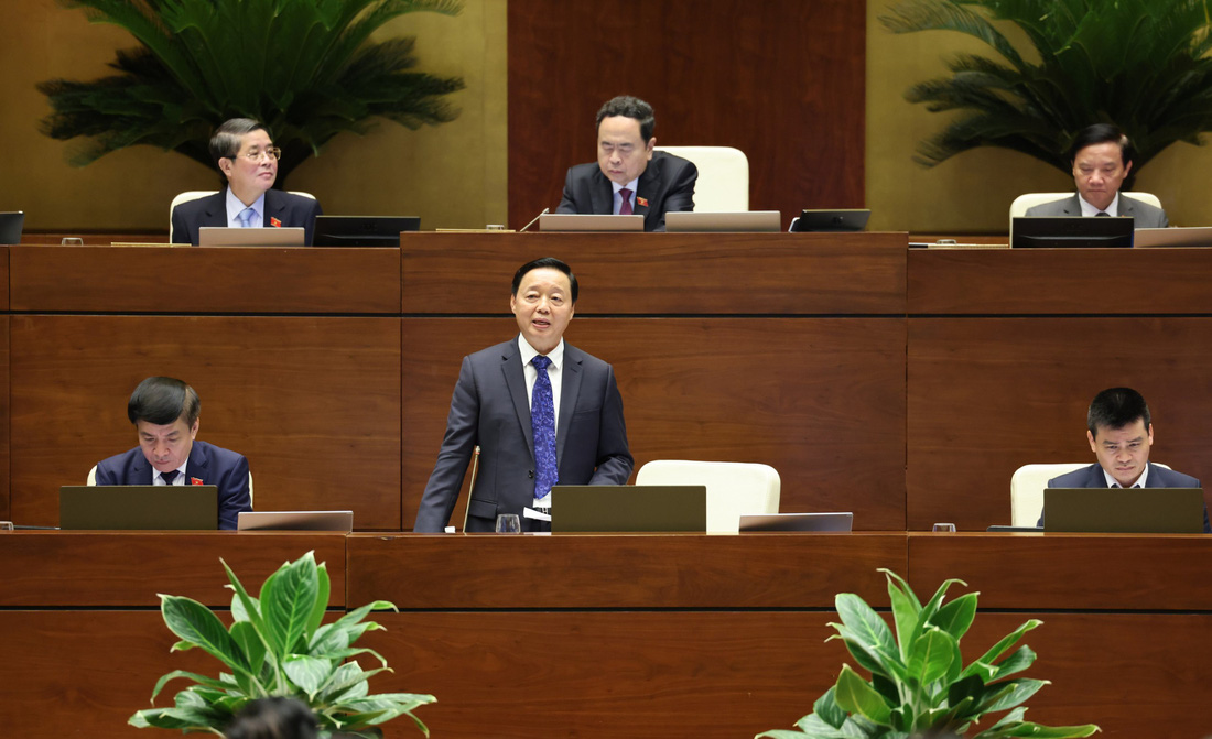Phó thủ tướng Trần Hồng Hà trả lời chất vấn trước Quốc hội - Ảnh: GIA HÂN