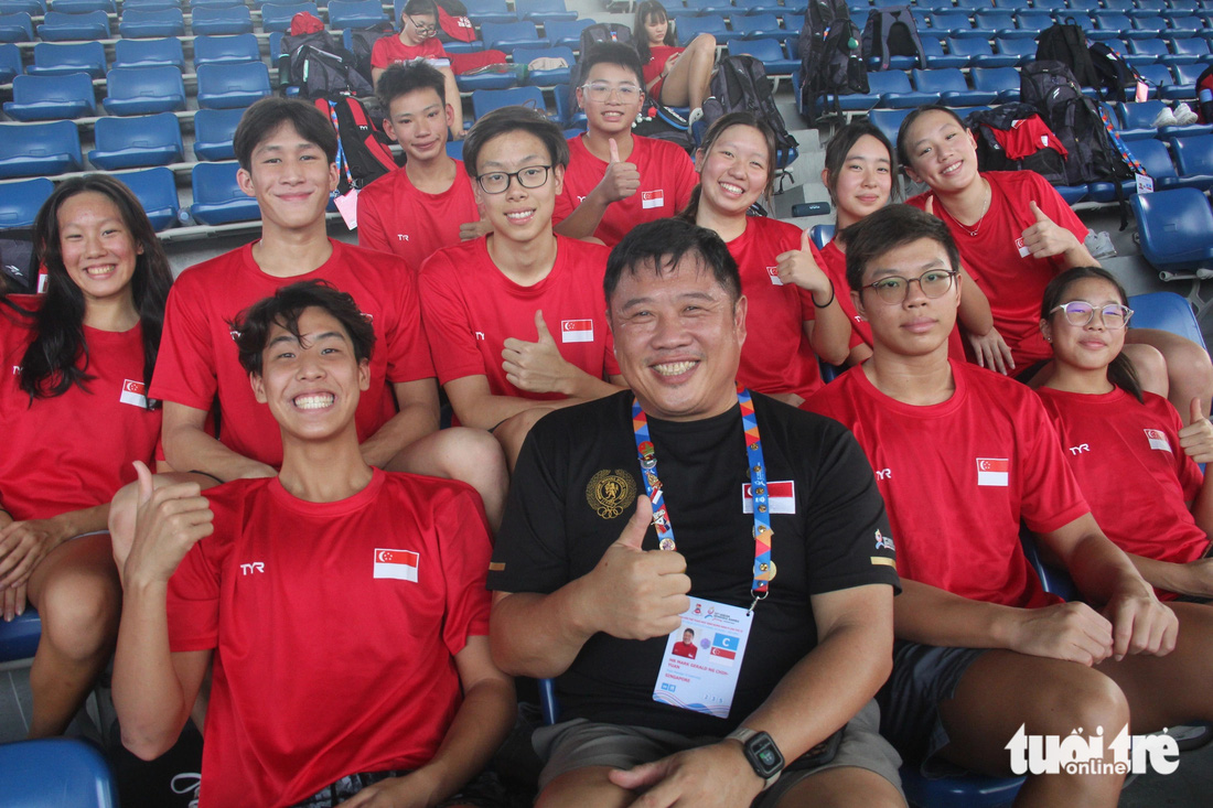 Ông Mark Gerald, trưởng đoàn bơi Singapore và các học trò - Ảnh: TRƯỜNG TRUNG