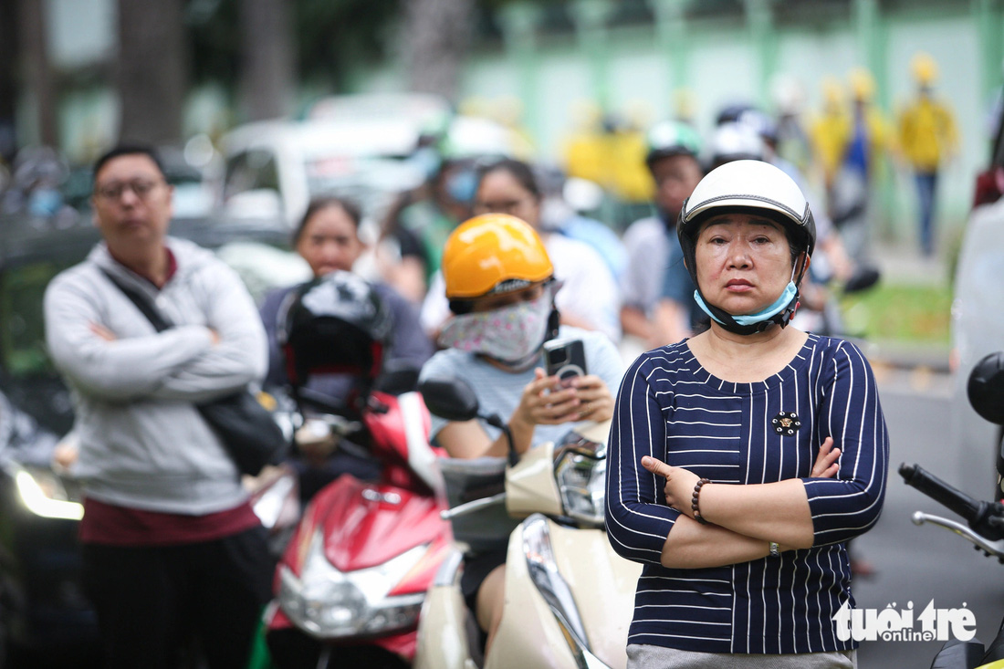 Các con đã vào trong điểm thi, nhưng nhiều phụ huynh vẫn nán lại chờ cánh cửa phòng thi khép lại. "Lỡ con mình có gặp sự cố gì thì còn hỗ trợ kịp", cô Mai chia sẻ