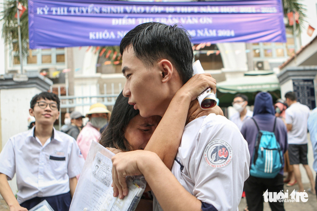 Đón con ở cổng trường, mẹ của Minh Vũ bật khóc khi con trai báo "Con làm bài tốt"