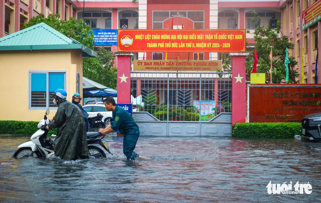 Khu vực trước và khuôn viên UBND phường Phước Bình (TP Thủ Đức) mênh mông nước - Ảnh: CHÂU TUẤN