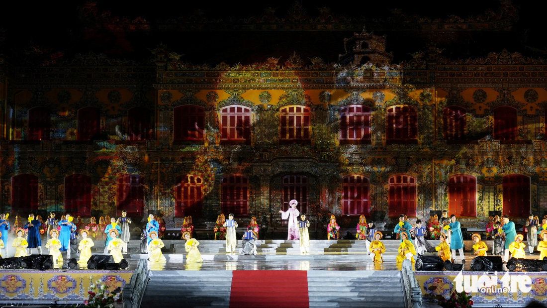 Sân khấu điện Kiến Trung bên trong hoàng cung Huế rực sáng trong lần đầu được chọn diễn ra chương trình nghệ thuật khai mạc Tuần lễ Festival Huế 2024 - Ảnh: NGỌC HIẾU