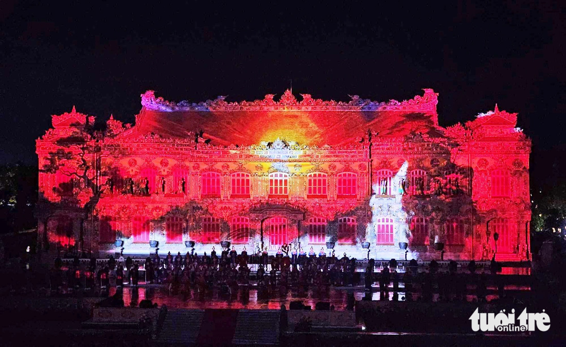 Điện Kiến Trung rực sáng nhờ công nghệ 3D mapping trong đêm khai màn Tuần lễ Festival Huế 2024 - Ảnh: MINH AN